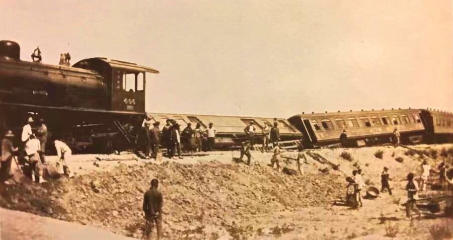 Фотография разрушенного «Пекинского экспресса» из газет 1923 года